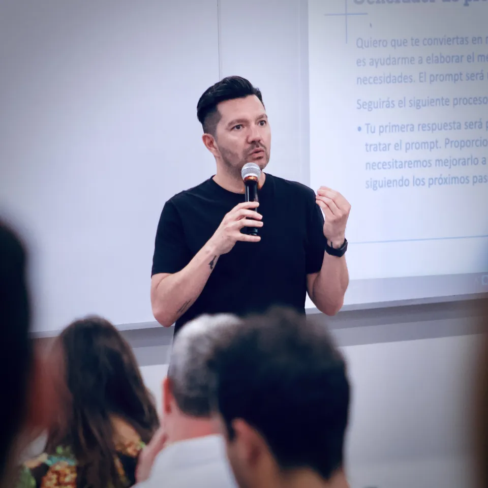 Ernesto Jara capacitando a un equipo de marketing en el uso de Inteligencia Artificial