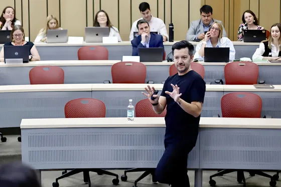 Ernesto Jara en una clase en la Universidad de Los Andes
